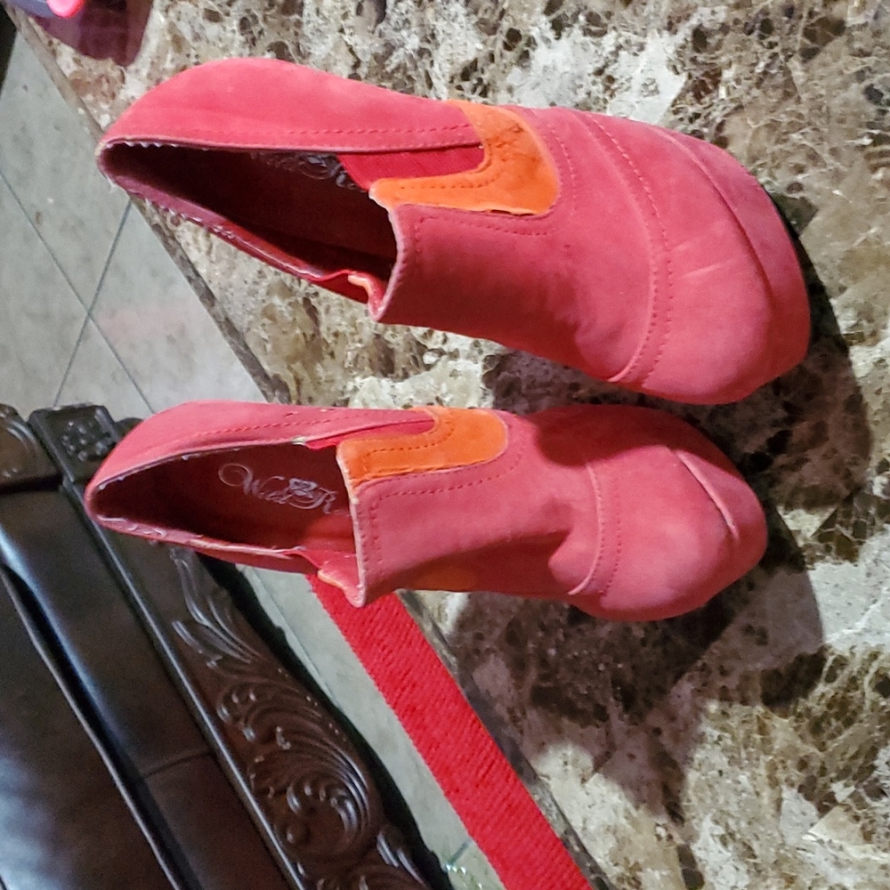 Wild Rose size 8 Red and Orange swayed Boot Heel
